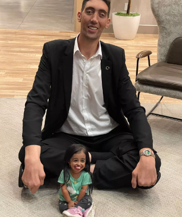 Worldâs tallest man reunites with shortest living woman who can nearly fit in one of his shoes