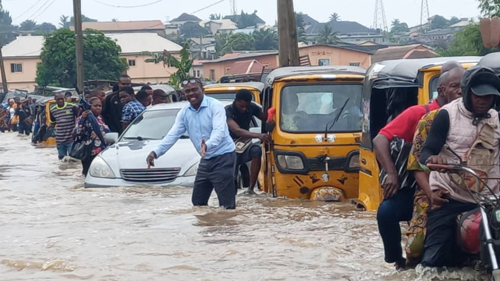 Residents lose properties as many areas in Lagos flood after a few hours of rain (photos/video)