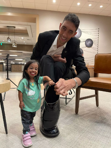 World?s tallest man reunites with shortest living woman who can nearly fit in one of his shoes