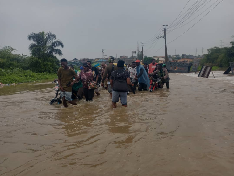 Residents lose properties as many areas in Lagos flood after a few hours of rain (photos/video)