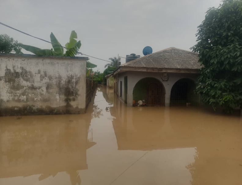 Residents lose properties as many areas in Lagos flood after a few hours of rain (photos/video)