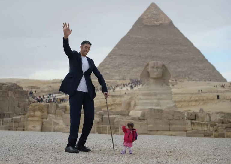 World?s tallest man reunites with shortest living woman who can nearly fit in one of his shoes