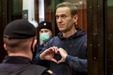 Putin critic Alexei Navalnyâs corpse âdriven away in midnight motorcade from prisonâ in new footage