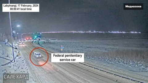 Putin critic Alexei Navalny?s corpse ?driven away in midnight motorcade from prison? in new footage